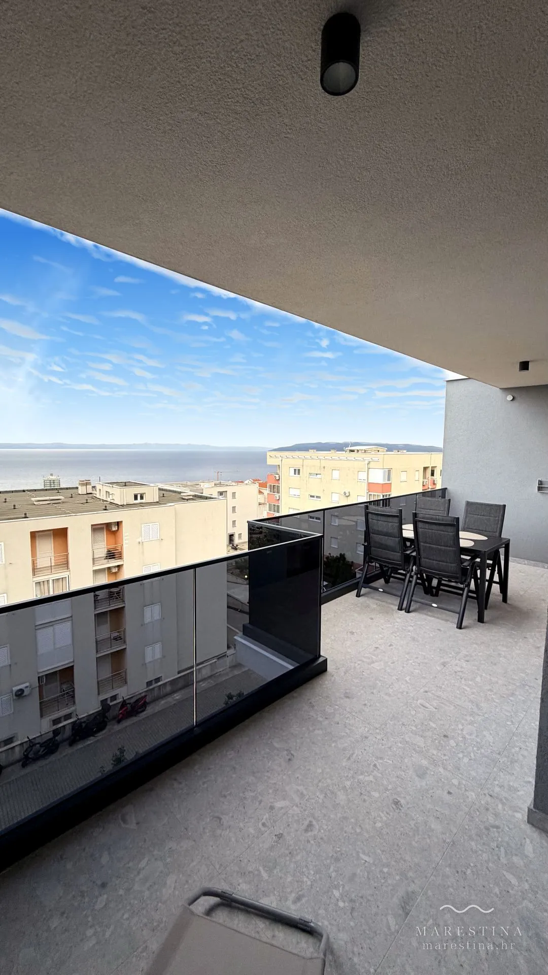 Der besonders große Balkon mit vollem Meerblick