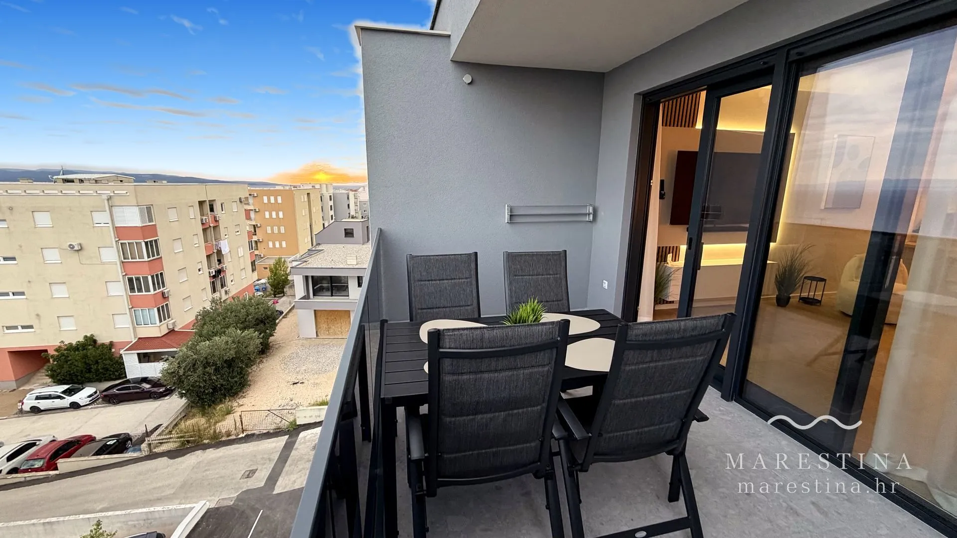 Der besonders große Balkon mit vollem Meerblick