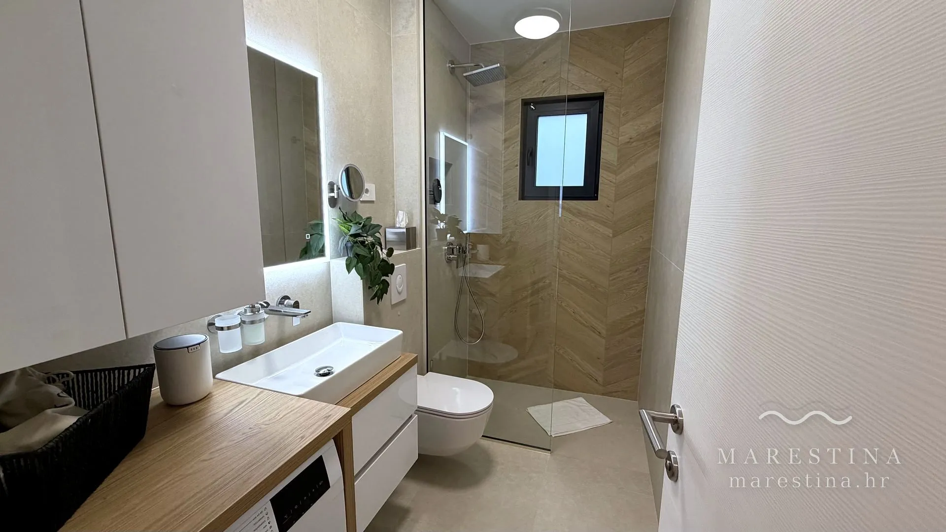 Zweites Badezimmer mit ebenerdiger Dusche und Waschmaschine