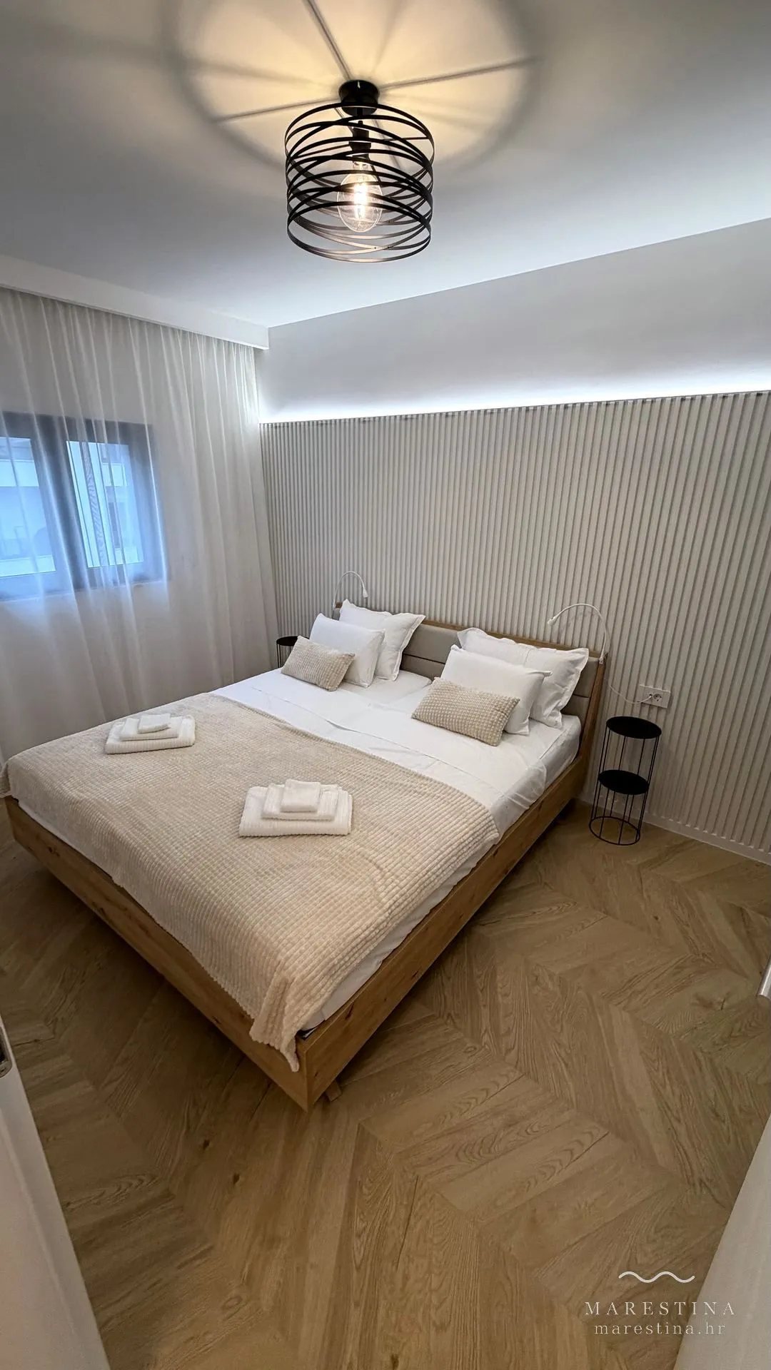 Zweites Schlafzimmer mit Doppelbett, Schrank und Arbeitsplatz