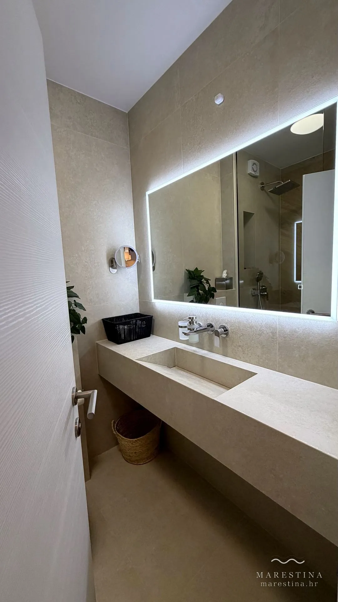Badezimmer en suite mit Steinwaschbecken und ebenerdiger Dusche