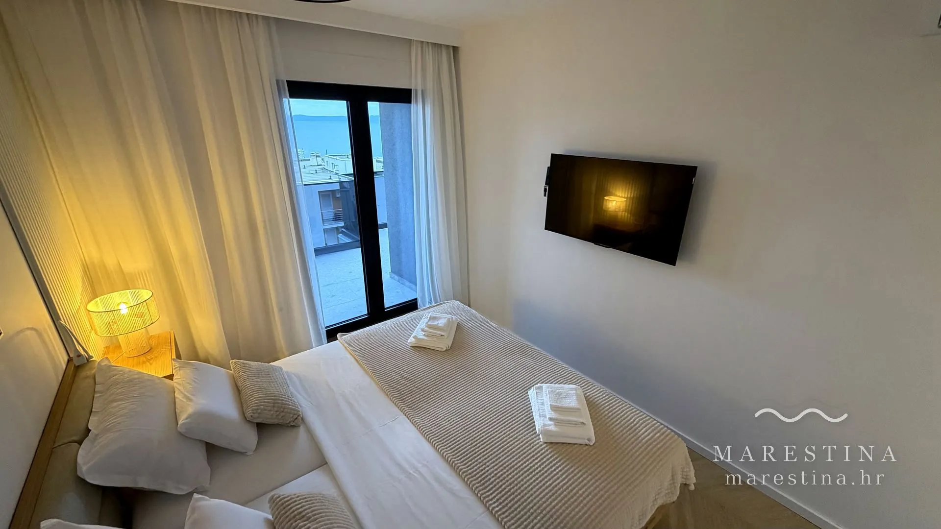 Hauptschlafzimmer mit Doppelbett und Zugang zum Balkon